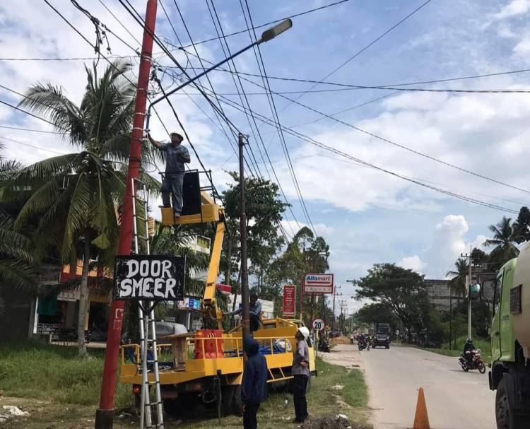 _9338_Plt-Kadishub-Dumai-Pimpin-Langsung-Pemasangan-PJU-Lampu-LED-di-Tujuh-Kecamatan.jpg