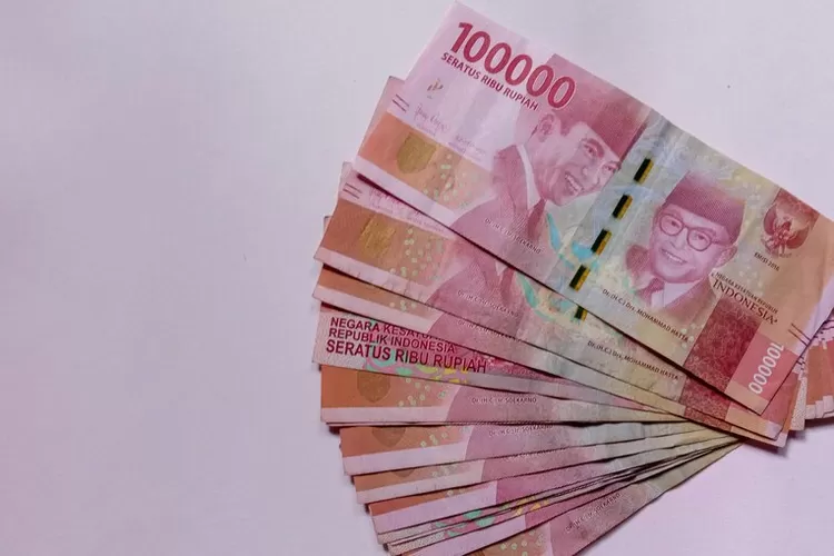 currency-100-thousand-rupiah-state-currency-indonesia-23march-2021_947901-230-324163744.jpg