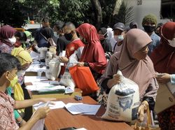 penyaluran-bantuan-sosial-tambahan-berupa-beras-1_43.jpeg